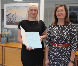 Eesti Rahvusraamatukogu korraldatava raamatukoguhoidja kutsekoolituse lõpetamine 2023 juunis - pildil Eleri Kang koos tollase RaRa peadirektori Janne Andresooga.