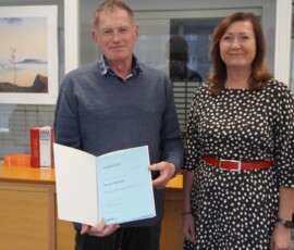 Eesti Rahvusraamatukogu korraldatava raamatukoguhoidja kutsekoolituse lõpetamine 2023 juunis - pildil Marko Männik koos tollase RaRa peadirektori Janne Andresooga.