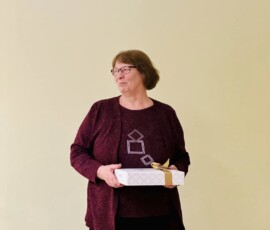 Päinurme pikaaegse raamatukoguhoidja Mall Lavrikovi pensionile saatmine detsember 2023.