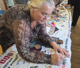 Raamatuaasta piltvaiba tikkimine Türi raamatukogus september 2025