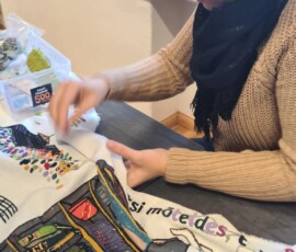 Raamatuaasta piltvaiba tikkimine Türi raamatukogus september 2025