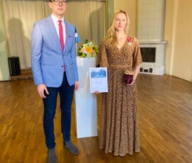 Pildil 44. A. H. Tammsaare nimelise Järva valla kirjanduspreemia laureaat Kristiina Ehin Järva vallavanema Rait Pihelgasega - veebruar 2021.