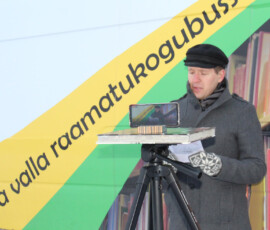 Raamatukogude aasta avamine jaanuaris 2022 - raamatukogubussi Krõõt peatuskohas Huuksi külas luges ette Järvamaa muuseumi teadusjuht Ründo Mülts.