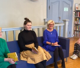 Raamatukogude aasta avamine jaanuaris 2022 - Koigis lugesid ette Maalehe ajakirjanik Lii Sammler ja Koigi kooli direktor Annela Ojaste.