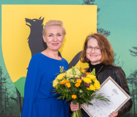 Kirjanduslik oaas 2022 - pildil kirjanduspreemia laureaat ja Järva Vallaraamatukogu direktor.